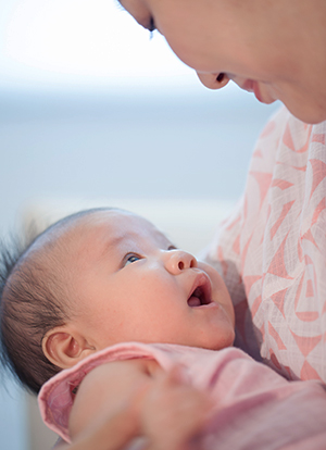 特邀韩国知名催乳专家，根据产妇个体特性进行一对一母乳管理，给予母乳喂养指导，实现纯母乳喂养。配备专业哺乳椅、哺乳枕、会阴坐垫等，让妈妈哺乳姿势正确，哺乳时也更舒适，减少产后乳房问题的出现，并能预防及减轻因哺乳造成的腰背酸痛